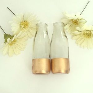 4 fake flowers, 2 vases